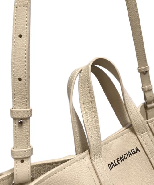 BALENCIAGA（バレンシアガ）BALENCIAGA (バレンシアガ) Everyday 2.0 スモール North-South ベージュの古着・服飾アイテム