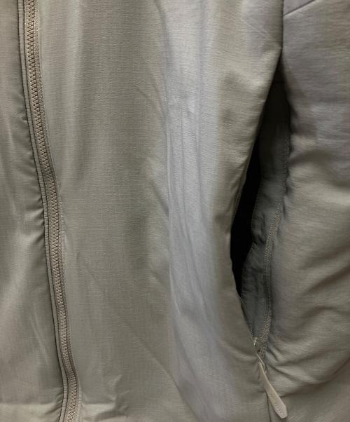 ARC'TERYX（アークテリクス）ARC'TERYX (アークテリクス) ATOM AR HOODY カーキ サイズ:Mの古着・服飾アイテム