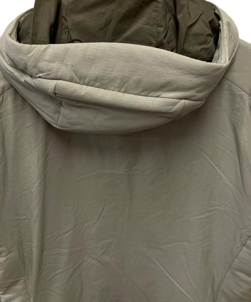 ARC'TERYX（アークテリクス）ARC'TERYX (アークテリクス) ATOM AR HOODY カーキ サイズ:Mの古着・服飾アイテム