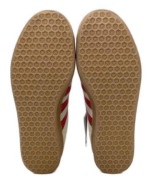 adidas（アディダス）adidas (アディダス) スニーカー ベージュ×レッド サイズ:23.5 未使用品の古着・服飾アイテム