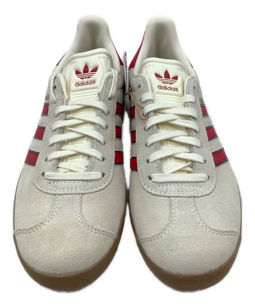adidas（アディダス）adidas (アディダス) スニーカー ベージュ×レッド サイズ:23.5 未使用品の古着・服飾アイテム