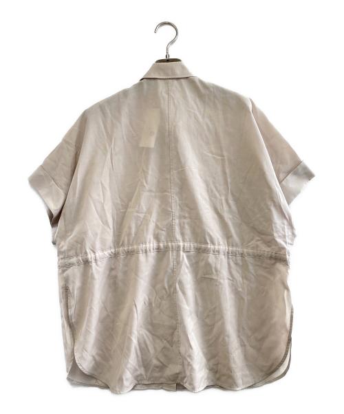 23区（ニジュウサンク）23区 (ニジュウサンク) 半袖シャツ ベージュ サイズ:38 未使用品の古着・服飾アイテム