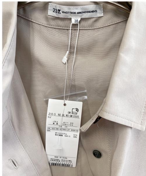 23区（ニジュウサンク）23区 (ニジュウサンク) 半袖シャツ ベージュ サイズ:38 未使用品の古着・服飾アイテム