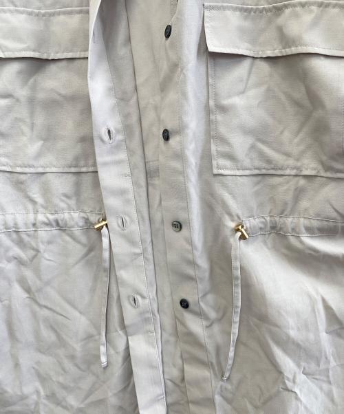 23区（ニジュウサンク）23区 (ニジュウサンク) 半袖シャツ ベージュ サイズ:38 未使用品の古着・服飾アイテム