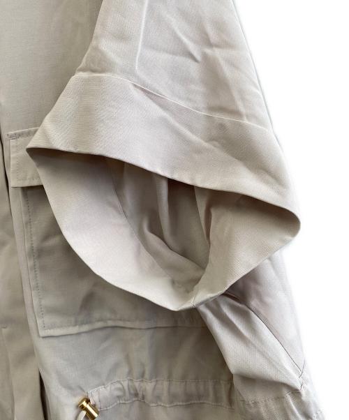 23区（ニジュウサンク）23区 (ニジュウサンク) 半袖シャツ ベージュ サイズ:38 未使用品の古着・服飾アイテム