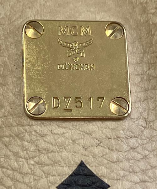 MCM（エムシーエム）MCM (エムシーエム) ショルダーバッグ アイボリーの古着・服飾アイテム