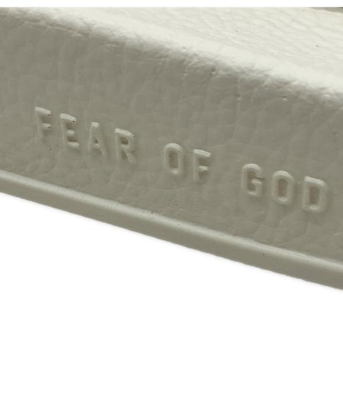 adidas（アディダス）adidas (アディダス) FEAR OF GOD (フィア・オブ・ゴッド) サンダル ホワイト サイズ:26.5 未使用品の古着・服飾アイテム