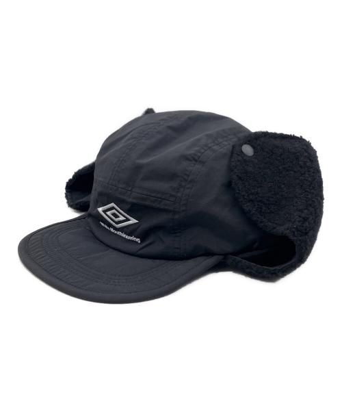 WHITE MOUNTAINEERING（ホワイトマウンテ二アニング）WHITE MOUNTAINEERING (ホワイトマウンテ二アニング) UMBRO (アンブロ) 帽子 ブラック 未使用品の古着・服飾アイテム