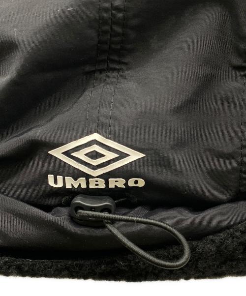 WHITE MOUNTAINEERING（ホワイトマウンテ二アニング）WHITE MOUNTAINEERING (ホワイトマウンテ二アニング) UMBRO (アンブロ) 帽子 ブラック 未使用品の古着・服飾アイテム