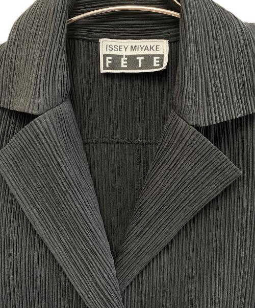 ISSEY MIYAKE FETE（イッセイミヤケフェット）ISSEY MIYAKE FETE (イッセイミヤケフェット) プリーツテーラードジャケット ブラック サイズ:02の古着・服飾アイテム