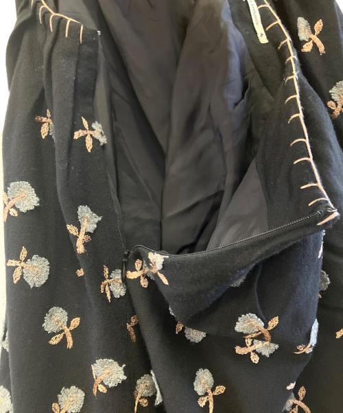 mina perhonen（ミナ ペルホネン）mina perhonen (ミナ ペルホネン) 花刺繍スカート ブラック サイズ:40の古着・服飾アイテム