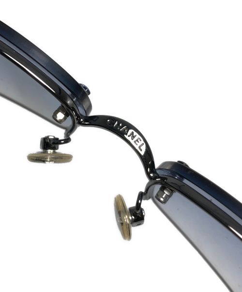 CHANEL（シャネル）CHANEL (シャネル) ツーポイントサングラス シルバー×ブルー サイズ:56□16の古着・服飾アイテム