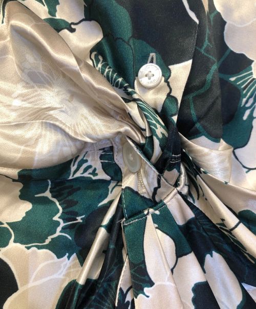 CINOH（チノ）CINOH (チノ) FLOWER PIRINT DRAPE BLOUSE ホワイト×グリーン サイズ:36の古着・服飾アイテム