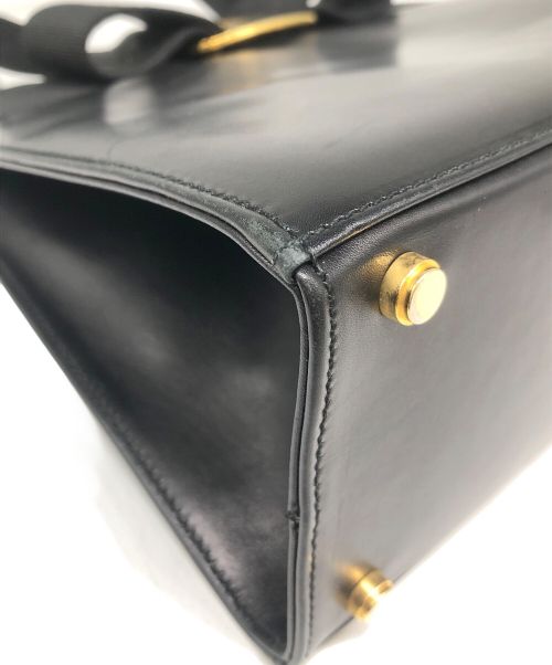 Ferragamo（フェラガモ）Ferragamo (フェラガモ) ヴァラリボン　2WAYハンドバッグ ブラックの古着・服飾アイテム