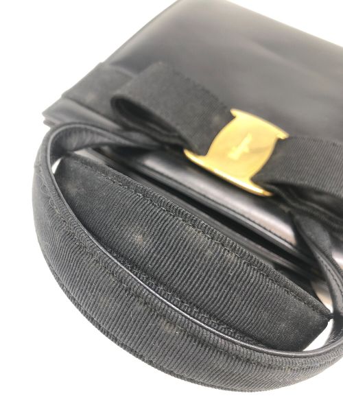 Ferragamo（フェラガモ）Ferragamo (フェラガモ) ヴァラリボン　2WAYハンドバッグ ブラックの古着・服飾アイテム