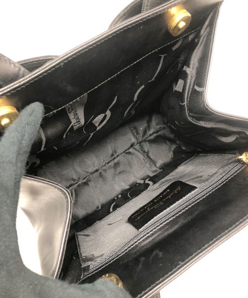 Ferragamo（フェラガモ）Ferragamo (フェラガモ) ヴァラリボン　2WAYハンドバッグ ブラックの古着・服飾アイテム