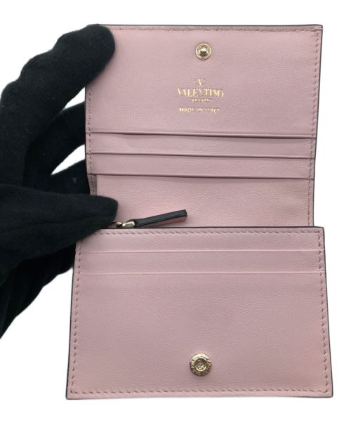 VALENTINO GARAVANI（ヴァレンティノ・ガラヴァーニ）VALENTINO GARAVANI (ヴァレンティノ・ガラヴァーニ) スタッズコンパクトウォレット ピンク×ゴールドの古着・服飾アイテム