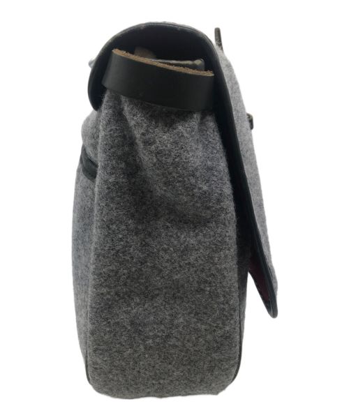 YUKETEN（ユケテン）YUKETEN (ユケテン) MAILMAN BAG（メールマンバッグ） グレー×レッドの古着・服飾アイテム