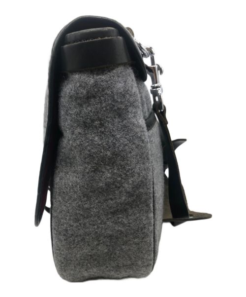 YUKETEN（ユケテン）YUKETEN (ユケテン) MAILMAN BAG（メールマンバッグ） グレー×レッドの古着・服飾アイテム