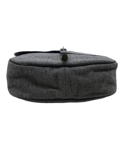 YUKETEN（ユケテン）YUKETEN (ユケテン) MAILMAN BAG（メールマンバッグ） グレー×レッドの古着・服飾アイテム