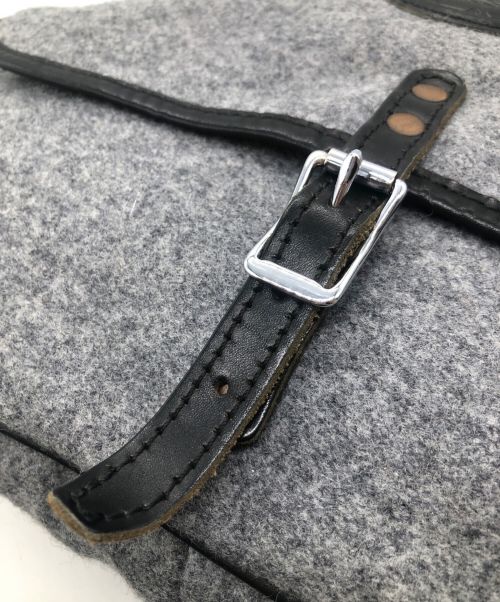 YUKETEN（ユケテン）YUKETEN (ユケテン) MAILMAN BAG（メールマンバッグ） グレー×レッドの古着・服飾アイテム