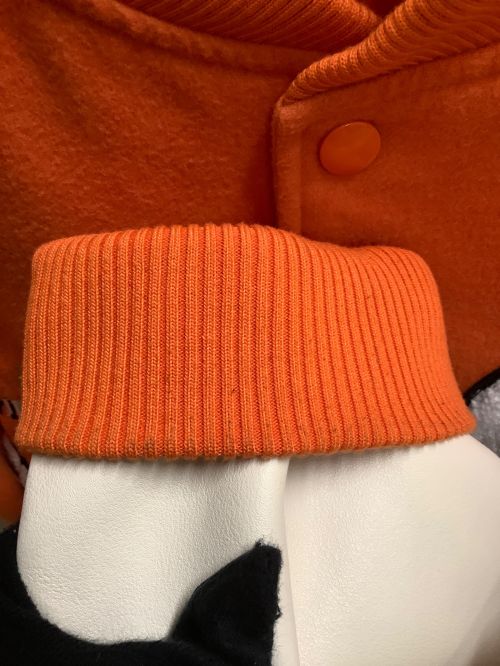 A FEW GOOD KIDS（アフューグッドキッズ）A FEW GOOD KIDS (アフューグッドキッズ) スタジャン ベージュ×オレンジ サイズ:SIZE Mの古着・服飾アイテム