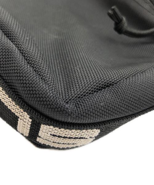 SUPREME（シュプリーム）SUPREME (シュプリーム) ロゴショルダーバッグ ブラックの古着・服飾アイテム