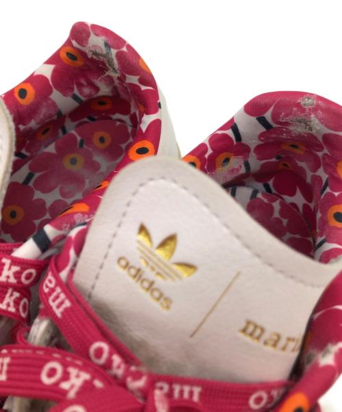 marimekko（マリメッコ）marimekko (マリメッコ) adidas (アディダス) ローカットスニーカー ホワイト×ピンク サイズ:22.5cmの古着・服飾アイテム