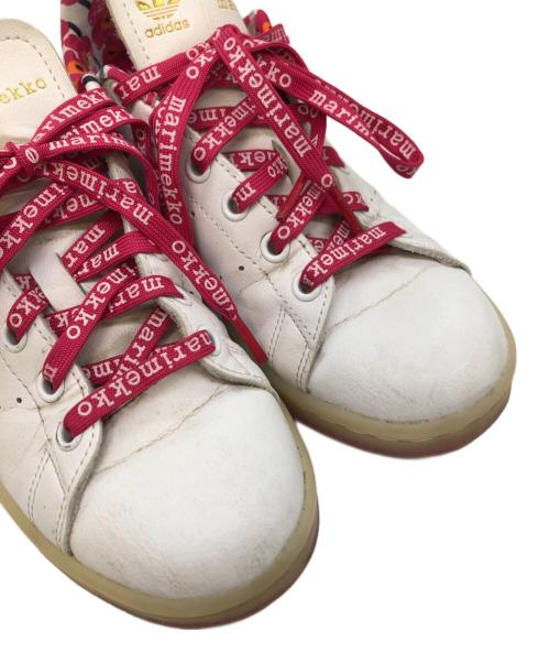 marimekko（マリメッコ）marimekko (マリメッコ) adidas (アディダス) ローカットスニーカー ホワイト×ピンク サイズ:22.5cmの古着・服飾アイテム