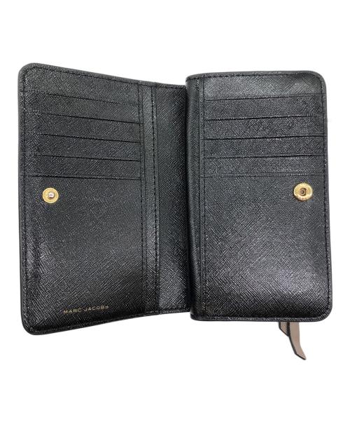 MARC JACOBS（マークジェイコブズ）MARC JACOBS (マークジェイコブス) ザ スナップショット コンパクト ウォレット ホワイト×ブラックの古着・服飾アイテム
