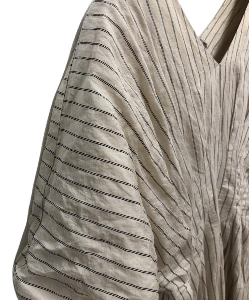 FRAY ID（フレイ アイディー）FRAY ID (フレイ アイディー) Vネックウエストタックワンピース ベージュ×ブラック サイズ:SIZE 1の古着・服飾アイテム