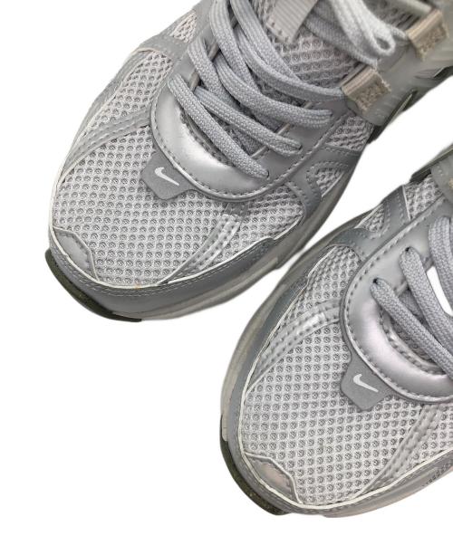 NIKE（ナイキ）NIKE (ナイキ) V2K RUN（V2K ラン） グレー サイズ:SIZE 24.5cmの古着・服飾アイテム