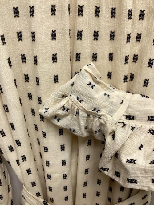 sara mallika（サラマリカ）sara mallika (サラマリカ) Cotton Cut Jqd Gather Dress（コットンカットジャガード ギャザードレス） ベージュ サイズ:SIZE Mの古着・服飾アイテム