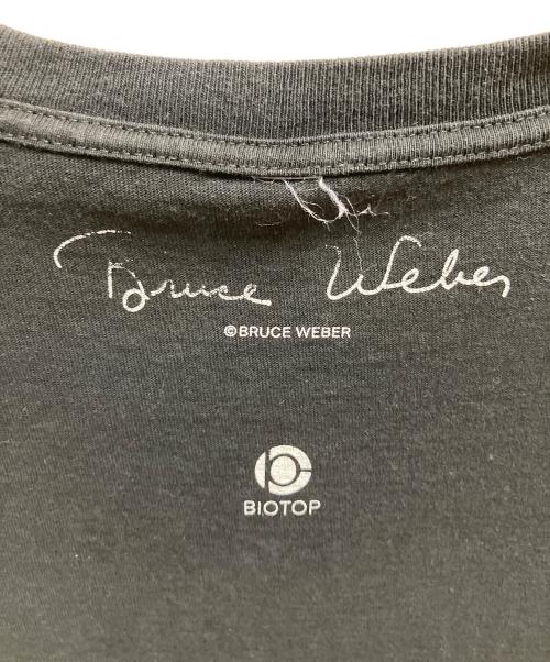 BIOTOP（ビオトープ）BIOTOP (ビオトープ) Bruce Weber Photo T-shirtsDogs group: Montauk, NY in 2008 Tシャツ ブラック サイズ:SIZE XLの古着・服飾アイテム