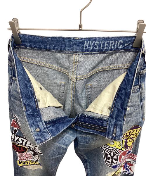 Hysteric Glamour（ヒステリックグラマー）Hysteric Glamour (ヒステリックグラマー) ステッカープリントダメージデニムパンツ インディゴ サイズ:SIZE W28×L32の古着・服飾アイテム