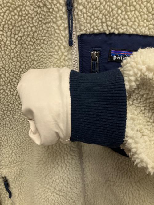 Patagonia（パタゴニア）Patagonia (パタゴニア) Retro-X Bomber Jacket（レトロX ボマー ジャケット） ベージュ×ネイビー サイズ:SIZE Sの古着・服飾アイテム