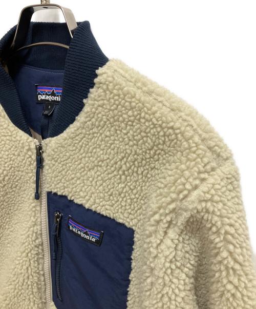 Patagonia（パタゴニア）Patagonia (パタゴニア) Retro-X Bomber Jacket（レトロX ボマー ジャケット） ベージュ×ネイビー サイズ:SIZE Sの古着・服飾アイテム