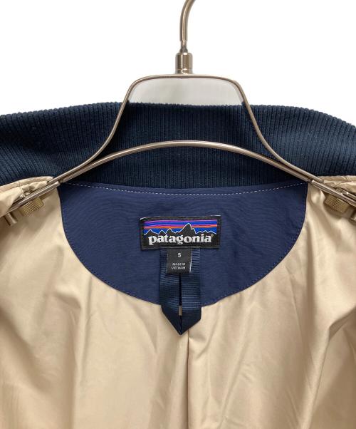 Patagonia（パタゴニア）Patagonia (パタゴニア) Retro-X Bomber Jacket（レトロX ボマー ジャケット） ベージュ×ネイビー サイズ:SIZE Sの古着・服飾アイテム