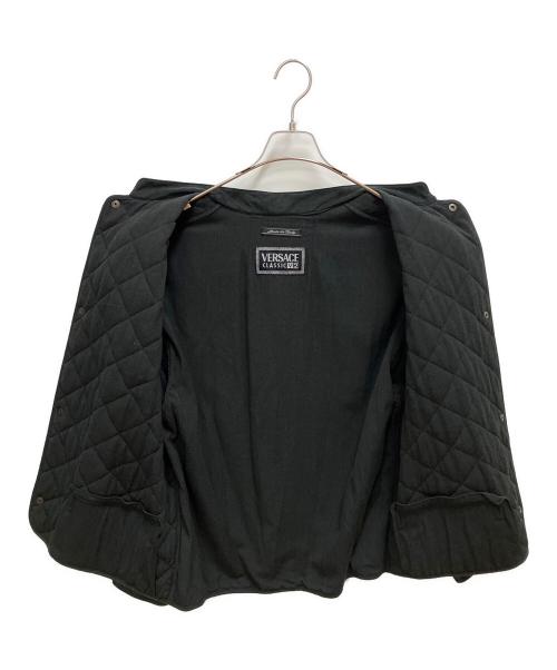 VERSACE CLASSIC（ヴェルサーチクラシック）VERSACE CLASSIC (ヴェルサーチクラシック) キルティングジャケット ブラック サイズ:SIZE 50の古着・服飾アイテム