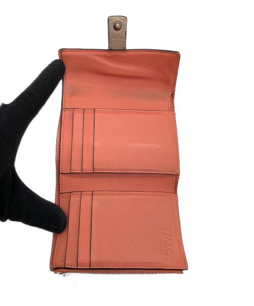 LOEWE（ロエベ）LOEWE (ロエベ) アナグラム　バーティカル ウォレット スモール ベージュ×ピンクの古着・服飾アイテム