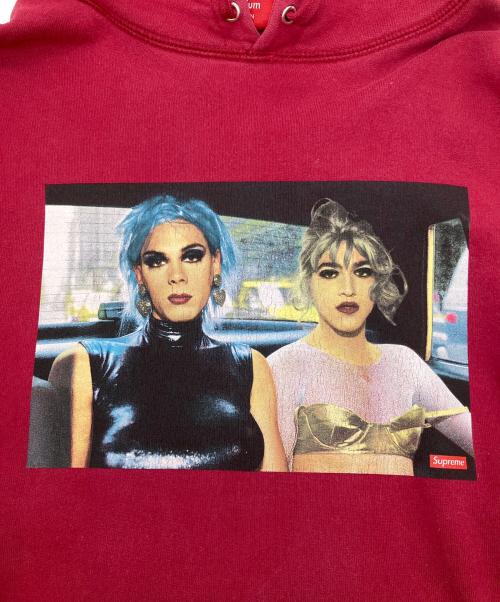 SUPREME（シュプリーム）SUPREME (シュプリーム) Nan Goldin Misty and Jimmy Paulette Hooded Sweatshirt レッド サイズ:SIZE Mの古着・服飾アイテム