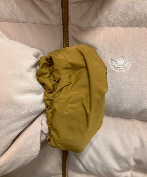 adidas（アディダス）adidas (アディダス) W JKT DOWN REV ベージュ サイズ:SIZE Sの古着・服飾アイテム