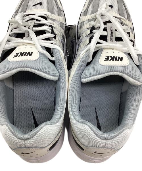 NIKE（ナイキ）NIKE (ナイキ) P-6000　ローカットスニーカー ホワイト×グレー サイズ:SIZE 28cm 未使用品の古着・服飾アイテム