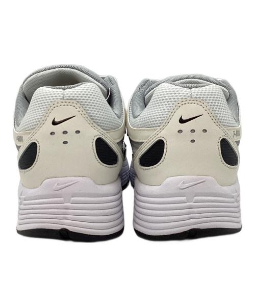 NIKE（ナイキ）NIKE (ナイキ) P-6000　ローカットスニーカー ホワイト×グレー サイズ:SIZE 28cm 未使用品の古着・服飾アイテム