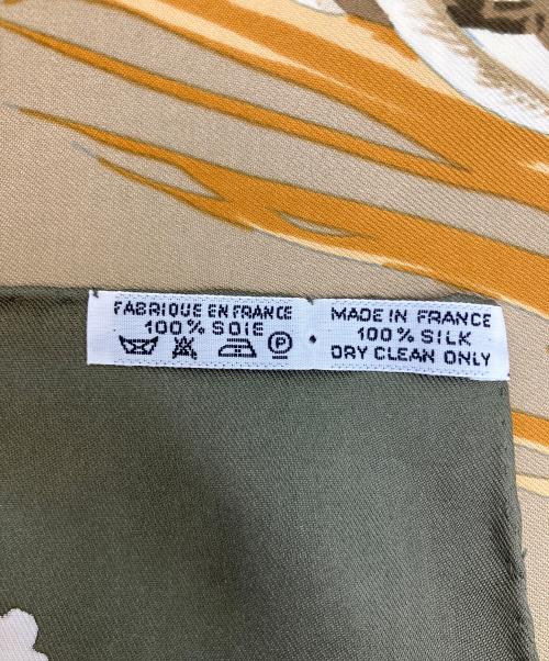 HERMES（エルメス）HERMES (エルメス) カレ90　王妃のターバン　スカーフ オリーブ×ブラウンの古着・服飾アイテム