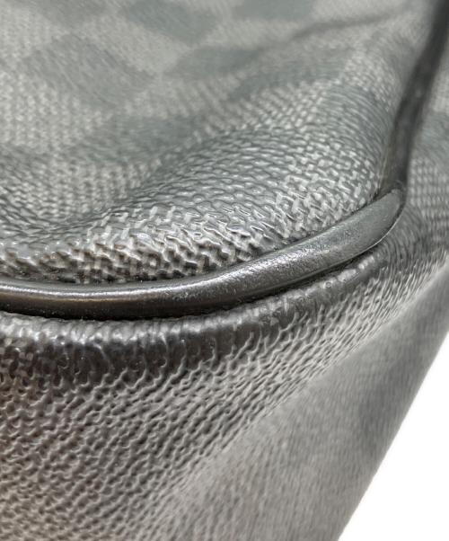 LOUIS VUITTON（ルイ ヴィトン）LOUIS VUITTON (ルイ ヴィトン) ダミエ・グラフィット ダニエルMM ショルダーバッグ グレーの古着・服飾アイテム