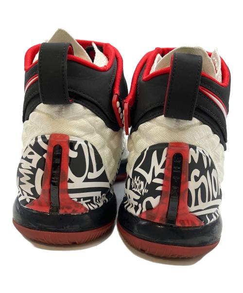 NIKE（ナイキ）NIKE (ナイキ) LEBRON XVII GRAFFITI ハイカットスニーカー ホワイト×レッド サイズ:SIZE 27cmの古着・服飾アイテム
