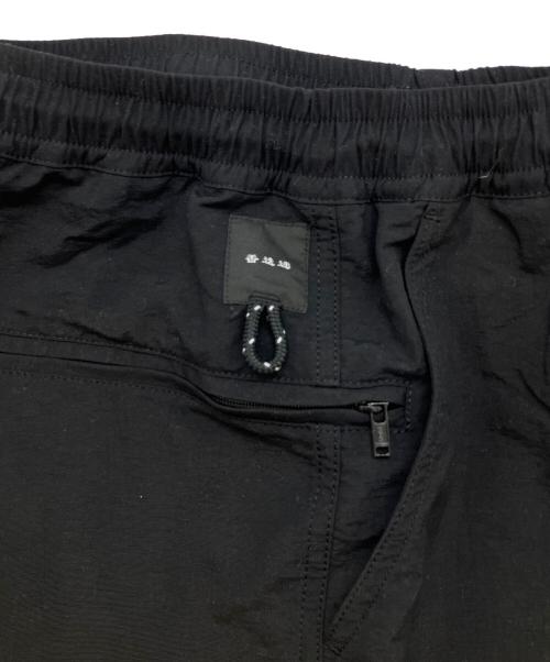 迷迭香（マンネンロウ）迷迭香 (マンネンロウ) ナイロンMWハーベストトラウザー ブラック サイズ:SIZE 3の古着・服飾アイテム
