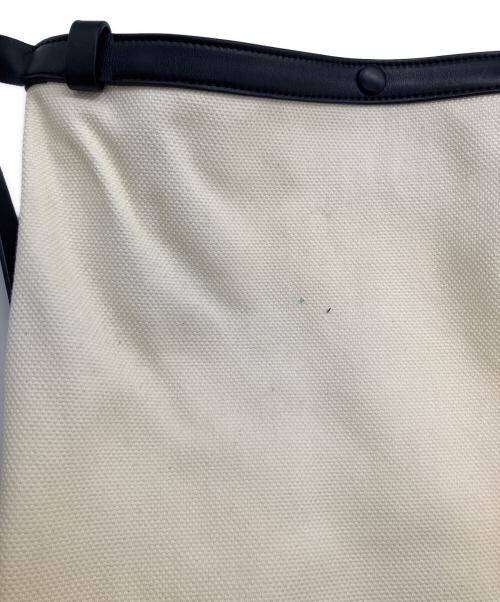 GIORGIO ARMANI（ジョルジョアルマーニ）GIORGIO ARMANI (ジョルジョアルマーニ) クロスボディーバッグ ベージュ×ブラック 未使用品の古着・服飾アイテム