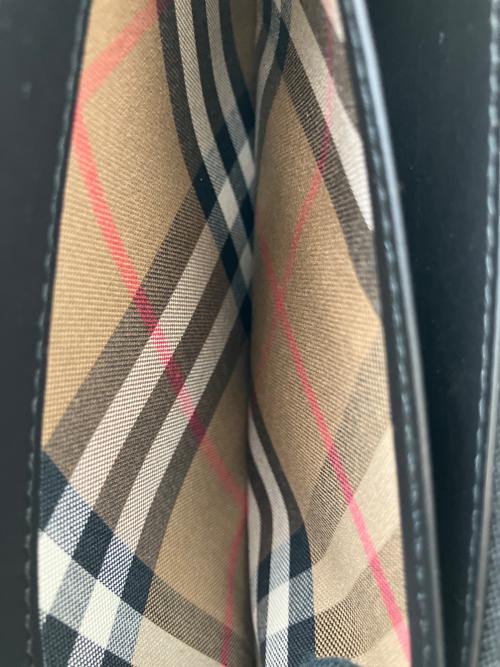 BURBERRY LONDON（バーバリーロンドン）BURBERRY LONDON (バーバリーロンドン) レザーラージジップアラウンドウォレット ラウンドファスナー長財布 ブラックの古着・服飾アイテム